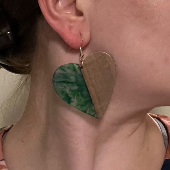 Heart Shape Vintage Style Walnut Wood & Resin Mismatched Earrings - Picture 5 of 10